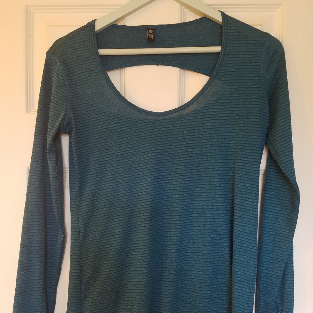 Onzie yoga long sleeve cut out back top